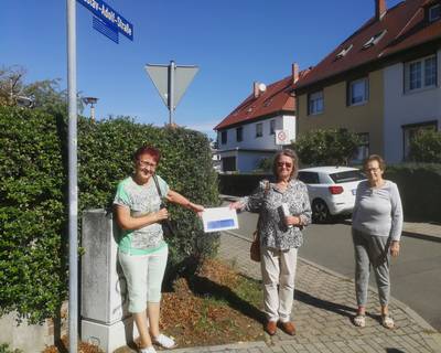 Mitglied des Merseburger Altstadtvereins Angela Biemann, Schilderpatin Erika Schmoranzer und Anwohnerin Reinhilde Dronsella kurz nach der Anbringung des Zusatzschildes in der Gustav-Adolf-Straße