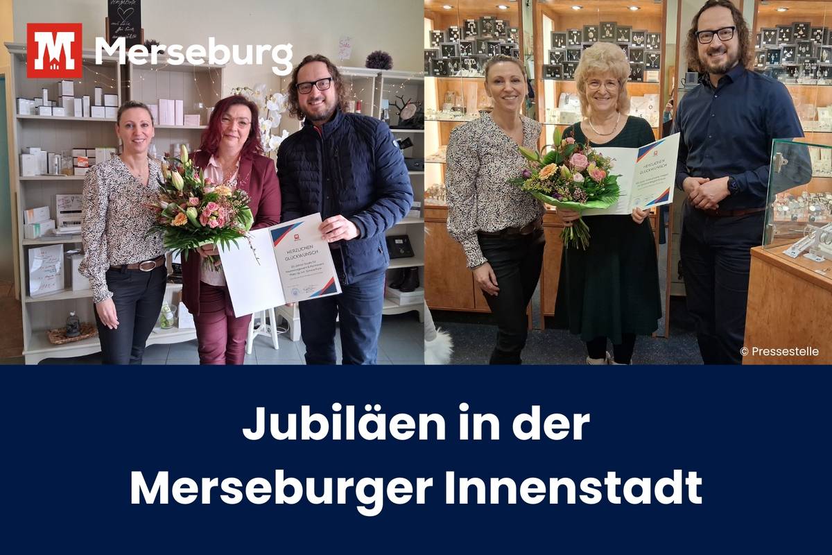 Links Frau Funk mit Blumen und Urkunde überreicht durch OB Sebastian Müller-Bahr und Jennifer Hübner aus der Wirtschaftsförderung, rechts Frau Weigelt mit Blumen, Urkunde, OB und Frau Hübner