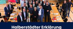 Die Unterzeichner der Halberstädter Erklärung im Ratssaal der Stadt Halberstadt © Stadt Halberstadt / Holger Wegener; Bearbeitung durch Pressestelle Stadt Merseburg beitragsbild zensus