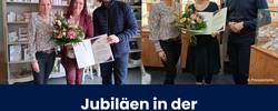 Links Frau Funk mit Blumen und Urkunde überreicht durch OB Sebastian Müller-Bahr und Jennifer Hübner aus der Wirtschaftsförderung, rechts Frau Weigelt mit Blumen, Urkunde, OB und Frau Hübner