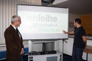 Michael George (l.) und Marco Pudwel informieren zur Onleihe.JPG michael george und marco pudwel informieren zur onleihe