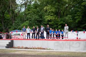 Vertreter der Stadt und des Tanzstudios Leuna-Merseburg eröffneten die Bühne. © Julia Bachmann DSC 1031