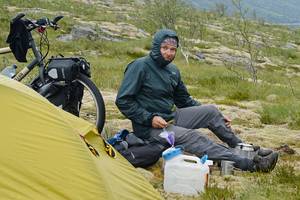 Kriebelmückenalarm in Norwegen © Thomas Meixner Thomas Meixner vor seinem Zelt sitzend, mit fest zugeschnürter Kapuze als Mückenschutz