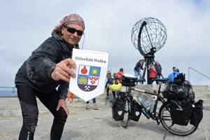 Thomas Meixner hält am Nordkap stolz den Bitterfeld-Wolfen-Wimpel in die Kamera