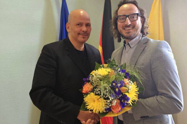 OB Müller-Bahr gratuliert Bürgermeister Bellay Gatzlaff zur Wiederwahl © Rebekka Siemionek ob müller bahr gratuliert bürgermeister gatzlaff zur wiederwahl