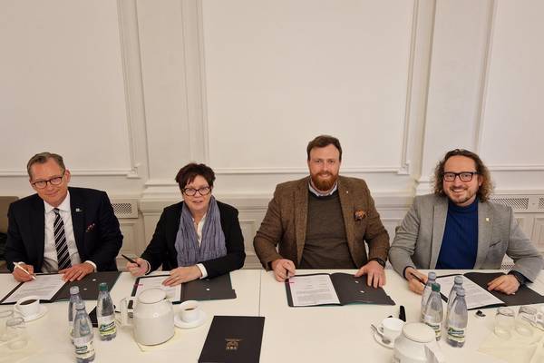 die stellvertretende oberb rgermeisterin der stadt naumburg und die oberb rgermeister der st dte zeitz wei enfels und merseburg