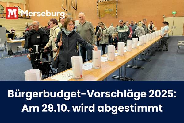 Bürgerinnen und Bürger werfen ihre Stimmtaler in die Glasschalen der Projekte.