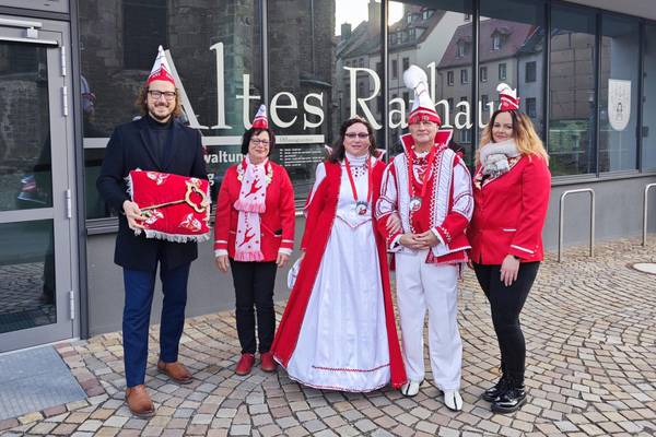 ob und prinzenpaar mit rathausschlüssel